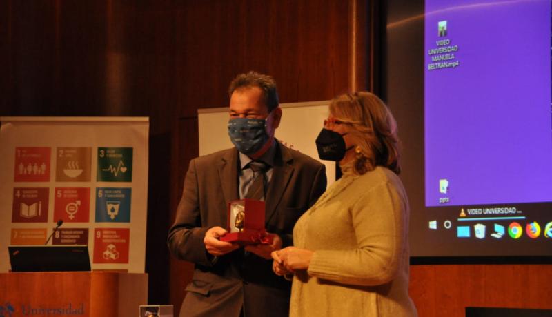 Joachim Teubner (Director, Directorate General, Medinsa) receives the award