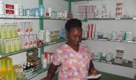 Alène in der Apotheke auf Haiti